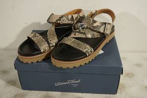 lot 35 image: NEW Universal Thread Annika Sandals - Womens 9