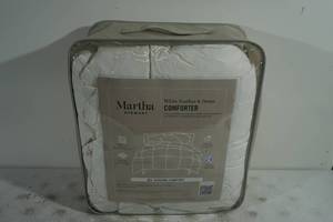 lot 189 image: NEW Martha Stewart White Feather and Down Comforter - FullQueen