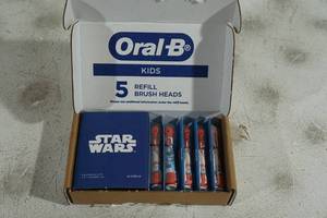 lot 117 image: NEW Oral-B Star Wars Toothbrush Head Refills