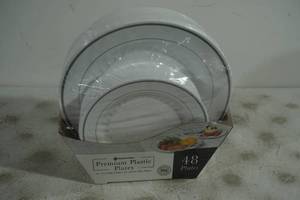 lot 113 image: NEW Members Mark Premium Plastic Plates - 48 Count