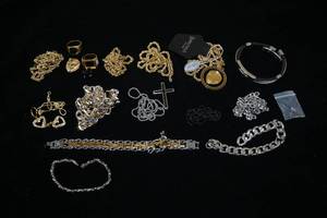 lot 198 image: Broken andor Personalized Jewelry
