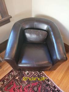 Ultra-Comfortable Leather Armchair by Diamond Sofa