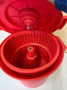 lot 16 image: Chef Master 5 Gallon Salad SpinnerDryer w Brake