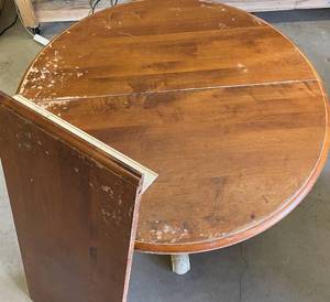 lot 65 image: Ethan Allen Country Crossing Round Dining Room Table