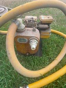 lot 4 image: Monarch Transfer Pump w Briggs Stratton 3 HP Engine