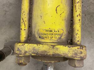 lot 85 image: John Deere Yellow Hydraulic Cylinder TY7186