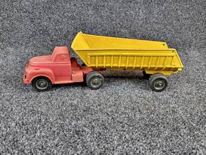 lot 123 image: Vintage Rubber Auburn End Dump Semi Truck Toy from 40s or 50s - About 10 x 3