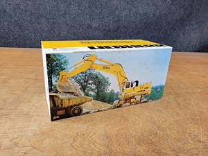 lot 142 image: Conrad LIEBHERR 984 Hydraulic Excavator 150 Scale Diecast Model - Made in Germany