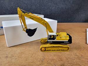 lot 148 image: GUISVAL KOMATSU PC400LC Hydraulic Excavator 132 Diecast Model - Made in Spain