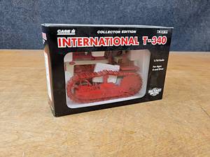 lot 149 image: ERTL International T-340 Track Crawler 116 Scale Diecast Model