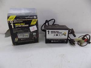 lot 23 image: Schumacker 1 amp Cycle Batter Charger