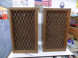 lot 28 image: 2 - Pioneer Speakers