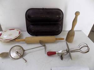 lot 67 image: Vintage Kitchen Items