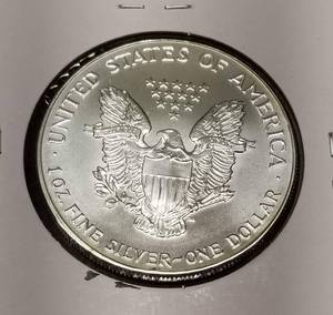 lot 31 image: 1993 AMERICAN SILVER EAGLE 1 TROY OZ .999 FINE SILVER DOLLAR