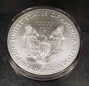 lot 32 image: 2017 AMERICAN SILVER EAGLE 1 TROY OZ .999 FINE SILVER IN AIRTITE