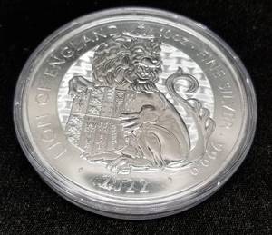 lot 44 image: 10 TROY OZ .9999 FINE SILVER 2022 LION OF ENGLAND IN AIRTITE