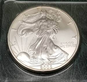 lot 45 image: 2005 AMERICAN SILVER EAGLE 1 TROY OZ .999 FINE SILVER DOLLAR
