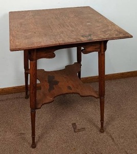 lot 53 image: Vintage Side Table