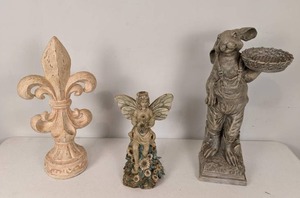 lot 68 image: Three Decor Pieces an Assortment