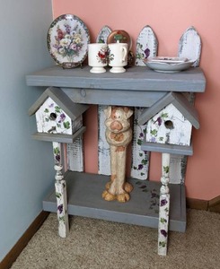 lot 77 image: Unique Bird House Wooden Table with Decorative Plates (Limited Edition Remembrance by Lena Liu) and Bird House Snow Globe Dcor