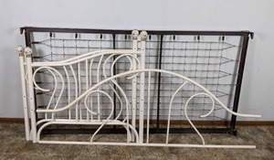 lot 78 image: Daybed Metal Frame
