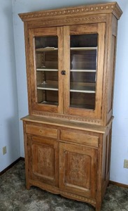 lot 11 image: Vintage China Hutch