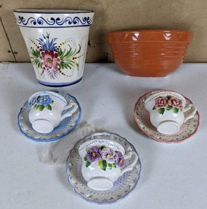 lot 117 image: Lot of 5 Pretty Wall Mounted Flower Pots