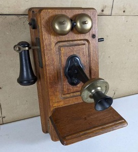 lot 9 image: Antique Hand Cranked Kellogg Wall Phone