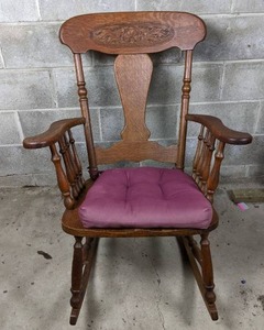 lot 153 image: Beautiful, Vintage Wooden Rocking Chair
