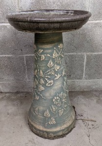 lot 43 image: Elegant Stone Birdbath