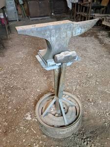 lot 149 image: Anvil on Stand and Sledgehammer
