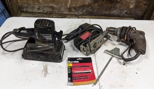 lot 164 image: Set of (3) Electric Hand Tools Pad Sander, Sabre Saw, VSR Holgun Drill and Blue-Mol Jigsaw Blades