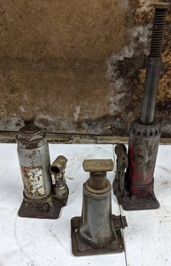 lot 163 image: Set of (3) Hydraulic Jacks