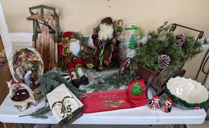 lot 187 image: Assortment of Christmas Home Decorations