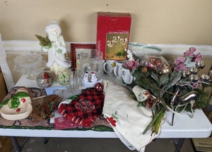 lot 191 image: Assortment of Christmas Decorations
