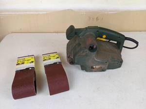 lot 144 image: Black and Decker Quantum BD5500 3 x 21 Variable Speed Belt Sander and 2 Performax Sanding Belts