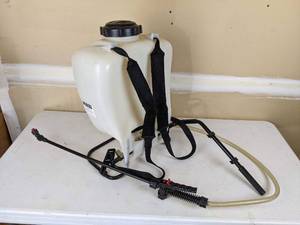 lot 52 image: RL Pro-Flo Heavy Duty Poly Tank Backpack Sprayer