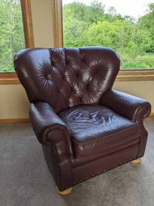 lot 26 image: Beautiful Flexsteel Americas Seating Specialist Brown Couch
