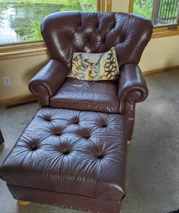 lot 22 image: Beautiful Flexsteel Americas Seating Specialist Brown Couch with Matching Ottoman