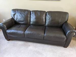 lot 72 image: Beautiful Black 3-Seat Roll-Arm Sofa