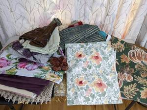 lot 78 image: Variety of Placemats, Table Runners, Napkins, Towels and More