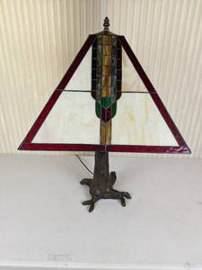 lot 28 image: Unique Lamp with Beautiful Tiffany Inspired Lampshade