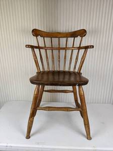 lot 46 image: Vintage Comb Back Windsor Chair