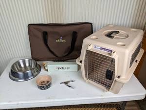 lot 101 image: Small Kennel, Zampa Pet Playpen, Peticure, Dog Nail Clippers, FoodWater Bowls
