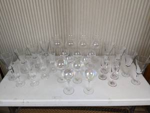 lot 102 image: Beautiful 31-Piece Assorted Glass Stemware