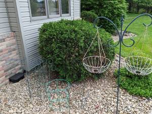 lot 193 image: Assortment of Garden Hanging Baskets and Plant Supports