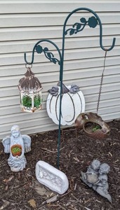 lot 190 image: An Assortment of Outdoor Decorations