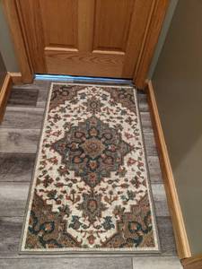 lot 213 image: Oriental Weavers New Traditional Ivory Area Rug, 26 x 45