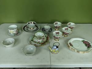 lot 204 image: Vintage Collection of Royal Bavaria, Clarence Bone China, Narcissus Fine Bone China and Mitterteich Bavaria Plates, Cups and More