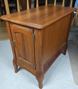 lot 123 image: Side Table- Single Cabinet